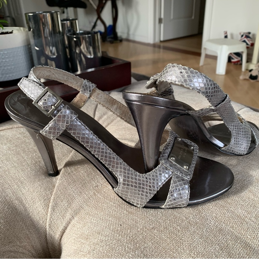 Michael Kors 1981 Platinum/Silver Metallic Leather Heel US 10M